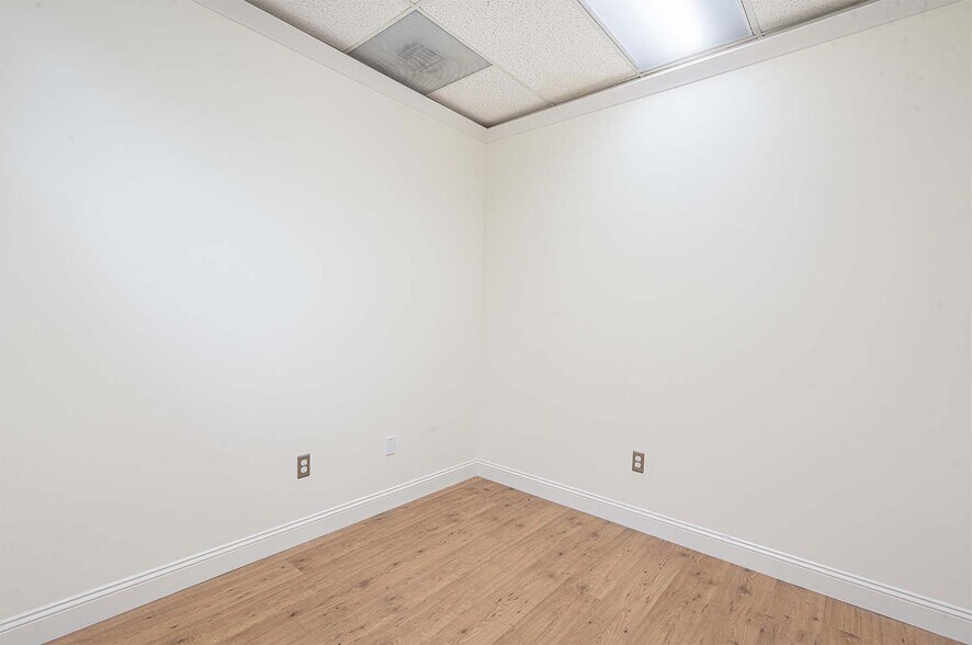 More Photos Of 8911 Lakewood Dr, Windsor Medical For Lease