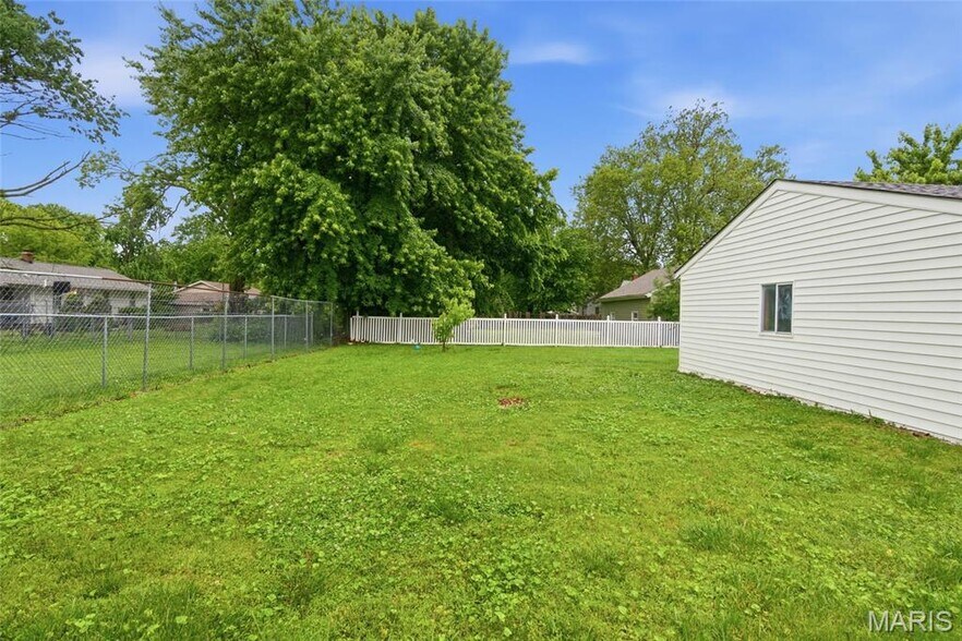 More Photos Of 5912 N Belt W, Belleville Flex For Sale