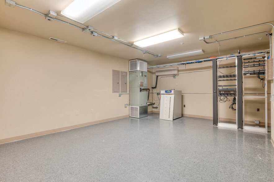 More Photos Of 62958 NE Layton Ave, Bend Light Manufacturing For Sale