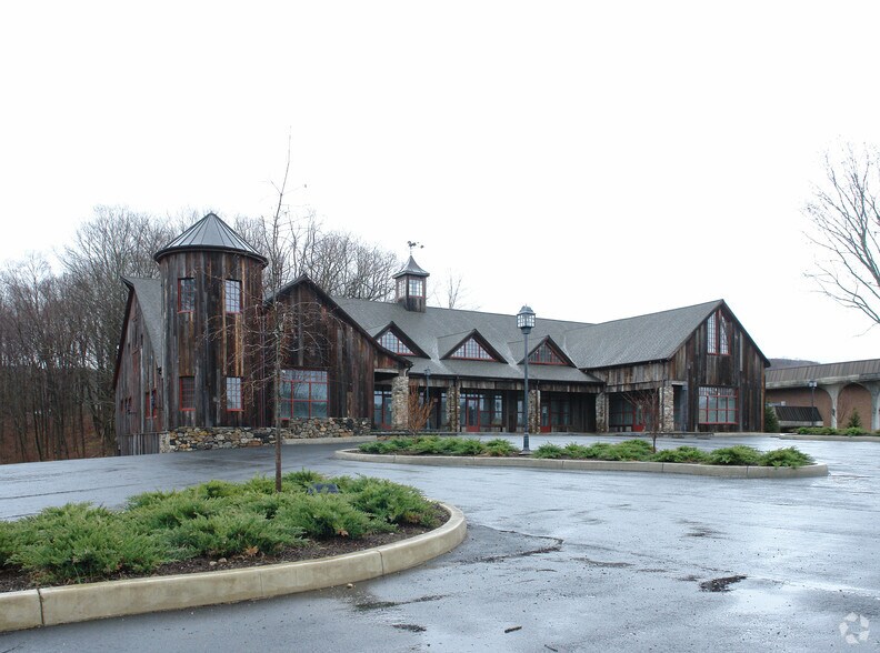More Photos Of 641 Main St s, Woodbury Freestanding For Lease