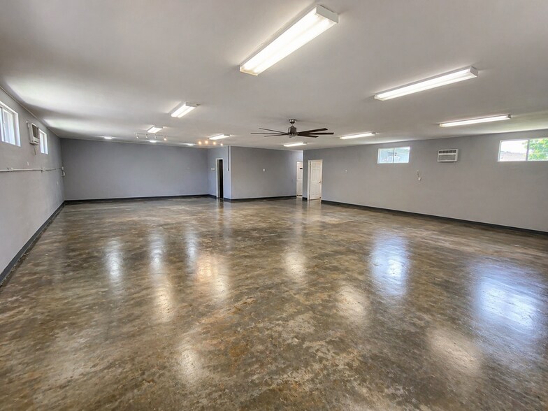 More Photos Of 321 W 29th Ave, Covington Flex For Lease