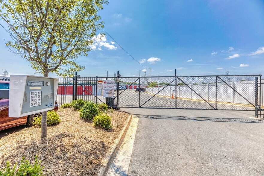 More Photos Of 14936 Brown Mill Rd, Huntersville Self Storage For Lease