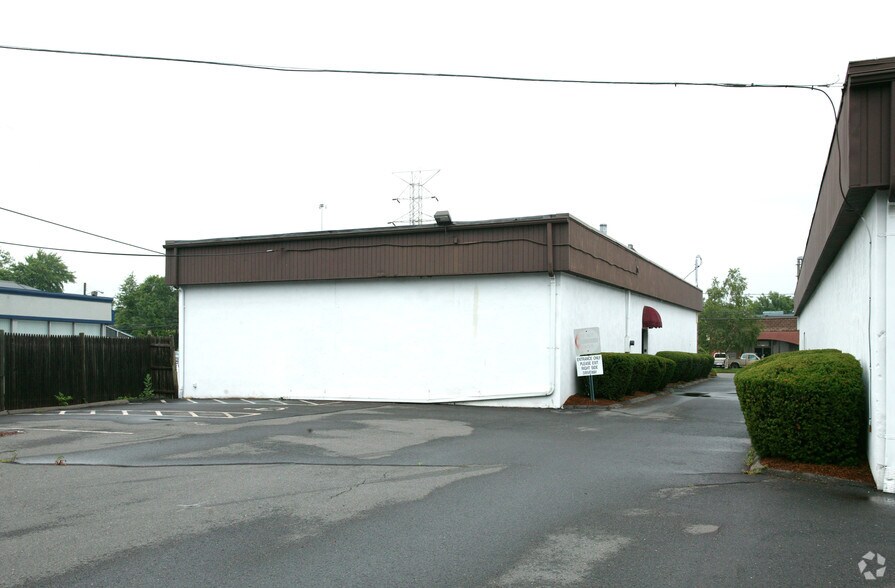 More Photos Of 111 Pitkin St, East Hartford Showroom For Lease