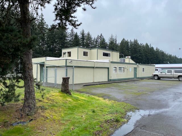 Primary Photo Of 18715 Pacific Ave S, Spanaway Veterinarian Kennel For Lease