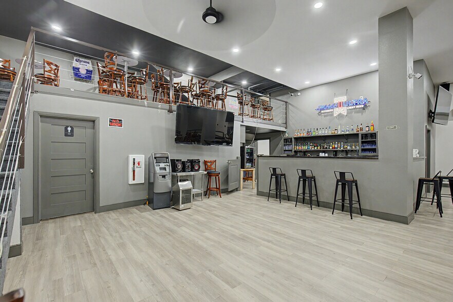 More Photos Of 102 W 4th St, Hearne Storefront For Sale