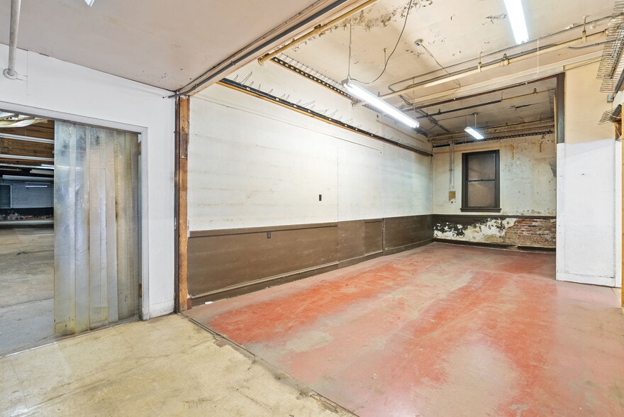 More Photos Of 314 E Market St, Warsaw Showroom For Sale