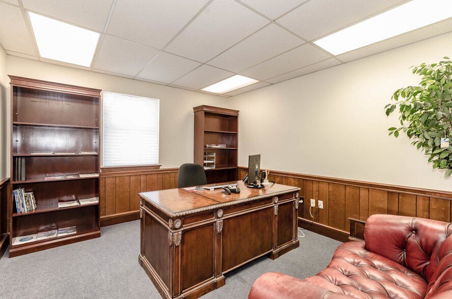 More Photos Of 215 Church St, Lenoir Office For Sale