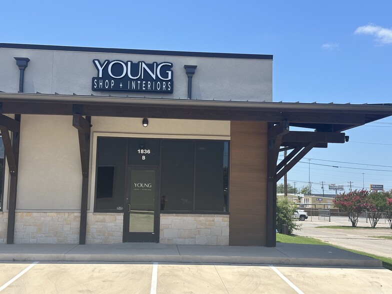 More Photos Of 1836 N Plaza Dr, Granbury Office For Lease