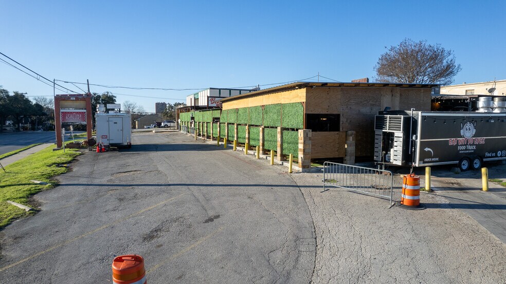 More Photos Of 8123 Broadway St, San Antonio Freestanding For Sale