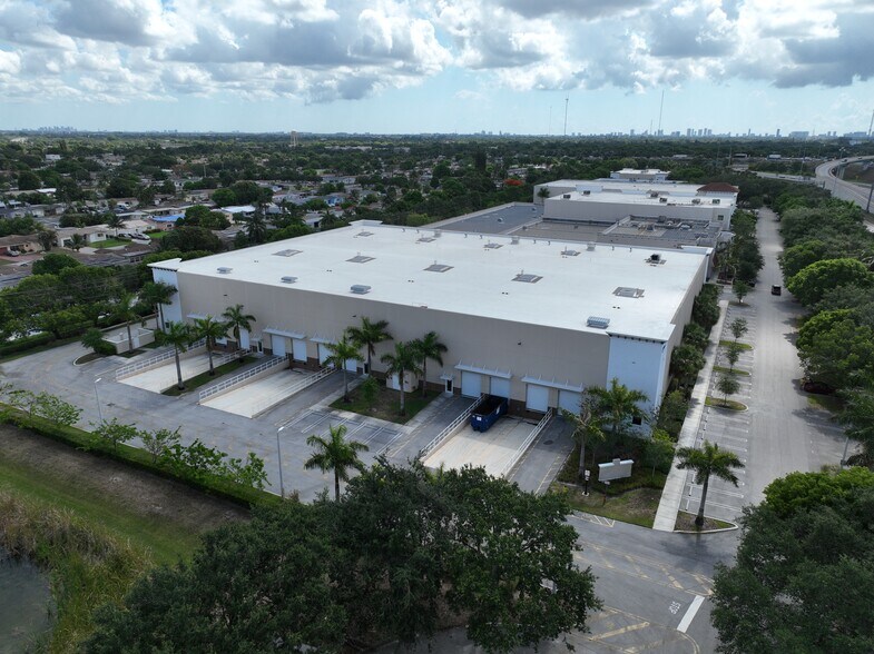 More Photos Of 7481 Riviera Blvd, Miramar Warehouse For Lease