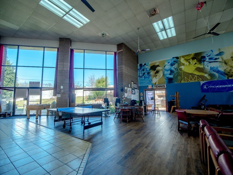 More Photos Of 754 Beaver Ruin Rd NW, Lilburn Freestanding For Lease