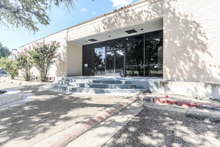 More Photos Of 7471 Marvin D Love Fwy, Dallas General Retail For Sale