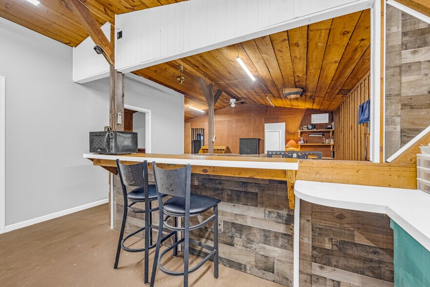 More Photos Of 252 Komplex Dr, Carnesville Warehouse For Sale