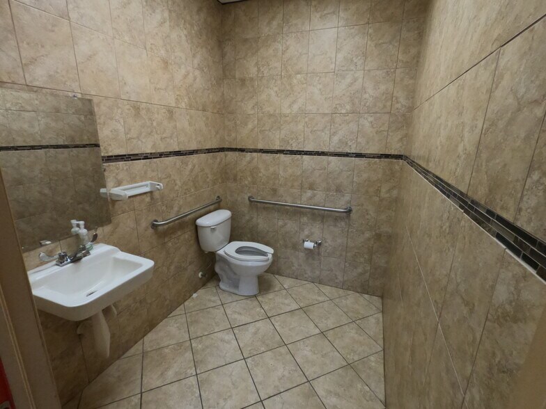 More Photos Of 7685 Pines Blvd, Pembroke Pines Showroom For Lease