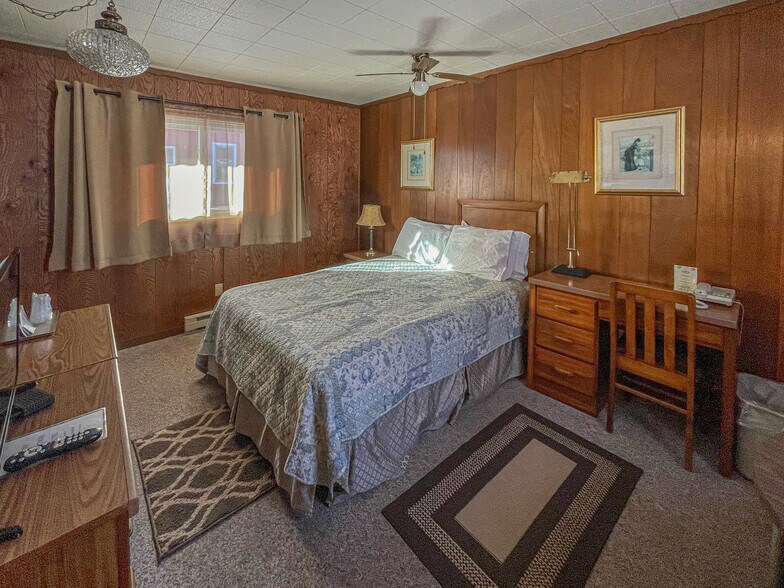 More Photos Of 314 Chippewa St, Ontonagon Hotel For Sale
