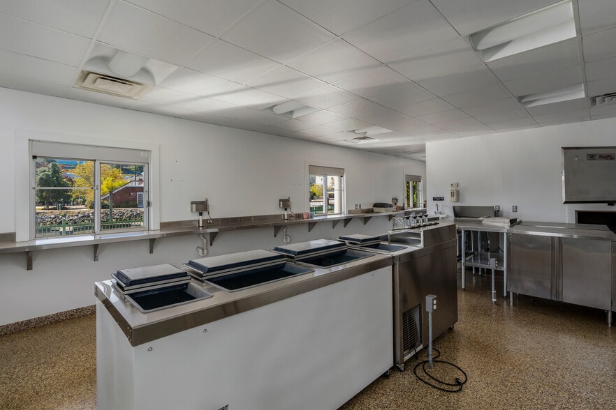 More Photos Of 150 Chelsea Harbor Dr, Norwich Restaurant For Lease