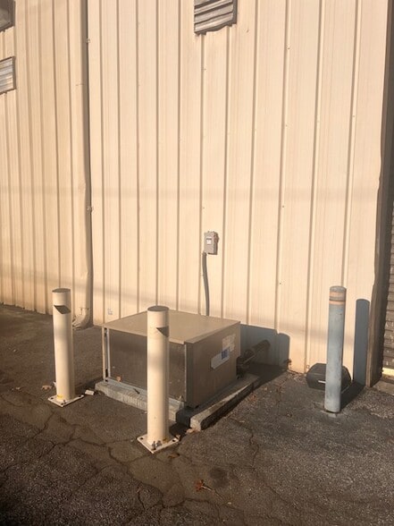 More Photos Of 450 S Cemetery St, Norcross Warehouse For Lease