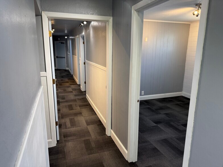 More Photos Of 990 S Front St, Central Point Medical For Sale