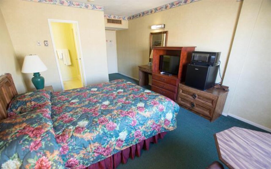 More Photos Of 302 6th Ave S, Clinton Hotel For Sale