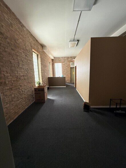 More Photos Of 2251 W 24th St, Chicago Office For Lease