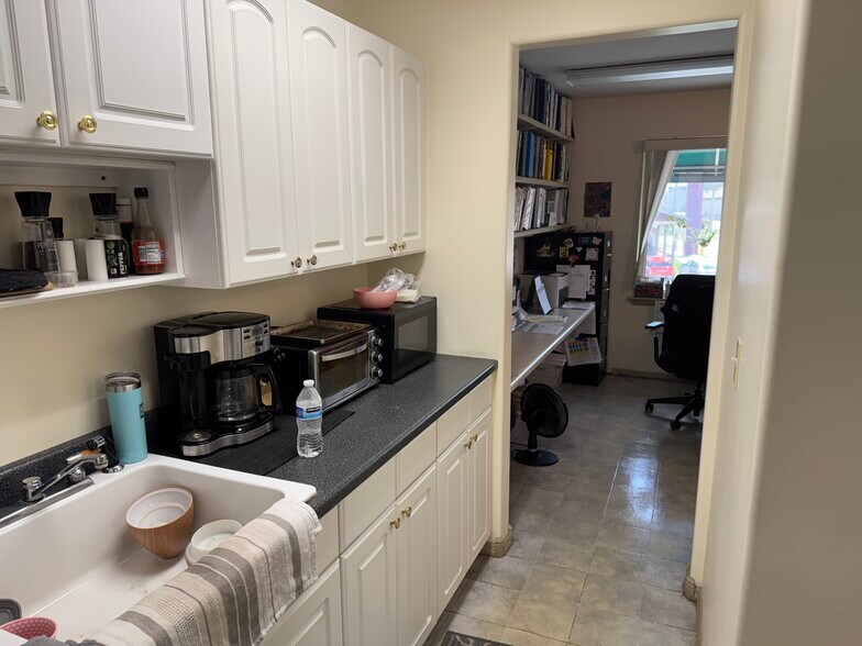 More Photos Of 3025 N Saint Peters Pky, Saint Peters Showroom For Sale