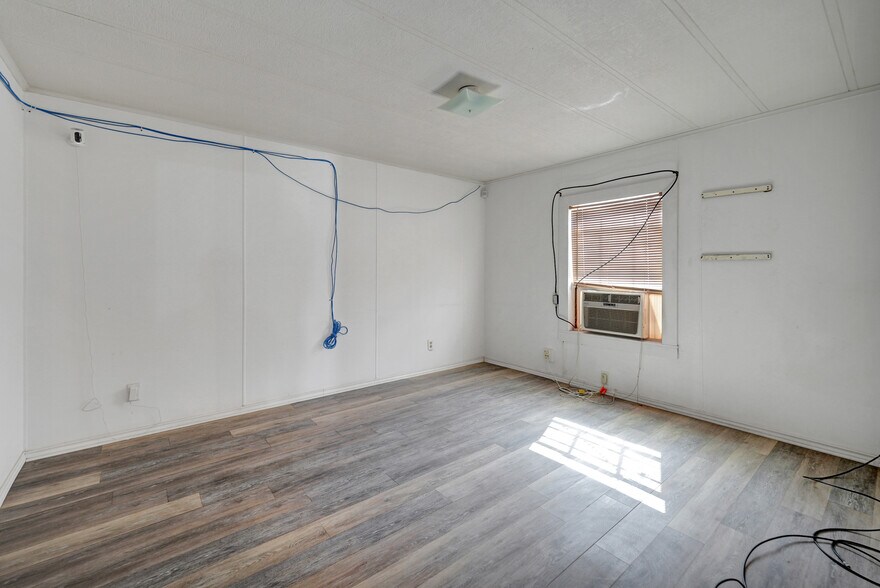 More Photos Of 9013 W County Road 160, Midland Showroom For Sale