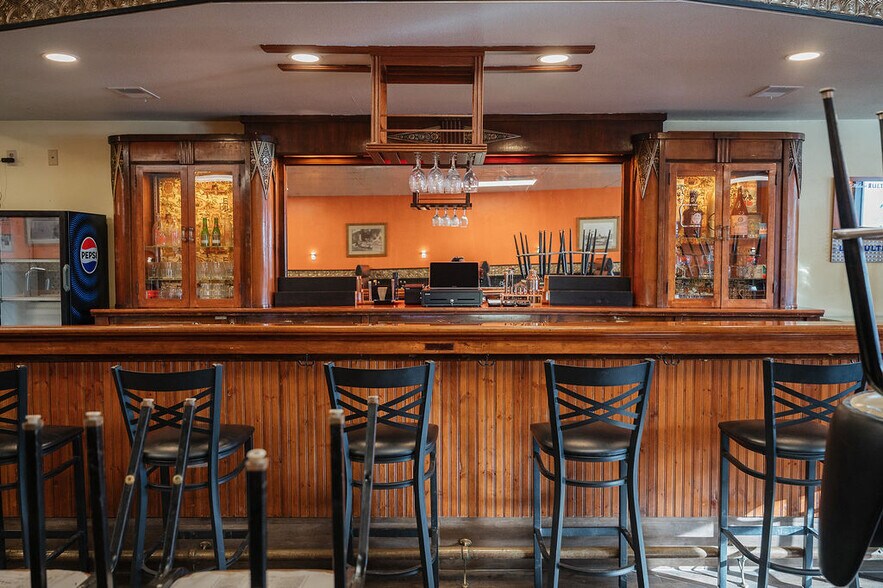 More Photos Of 510 Main St, Ormsby Restaurant For Sale