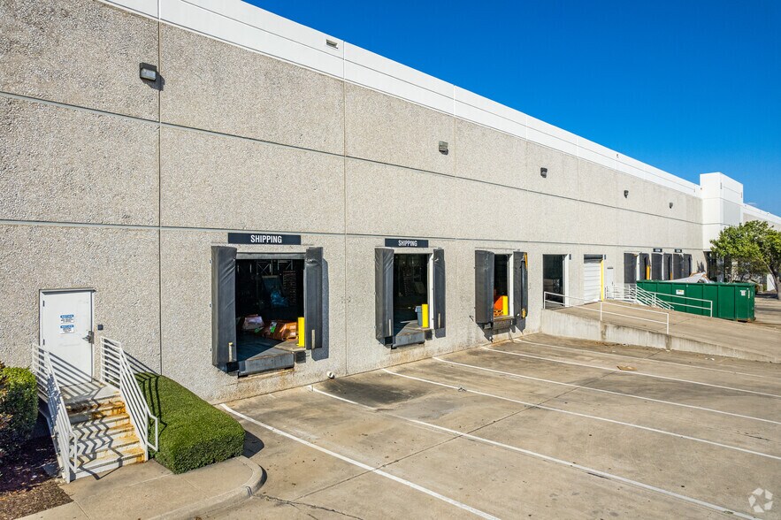 More Photos Of 3102 S Miller Park Dr, Garland Warehouse For Lease