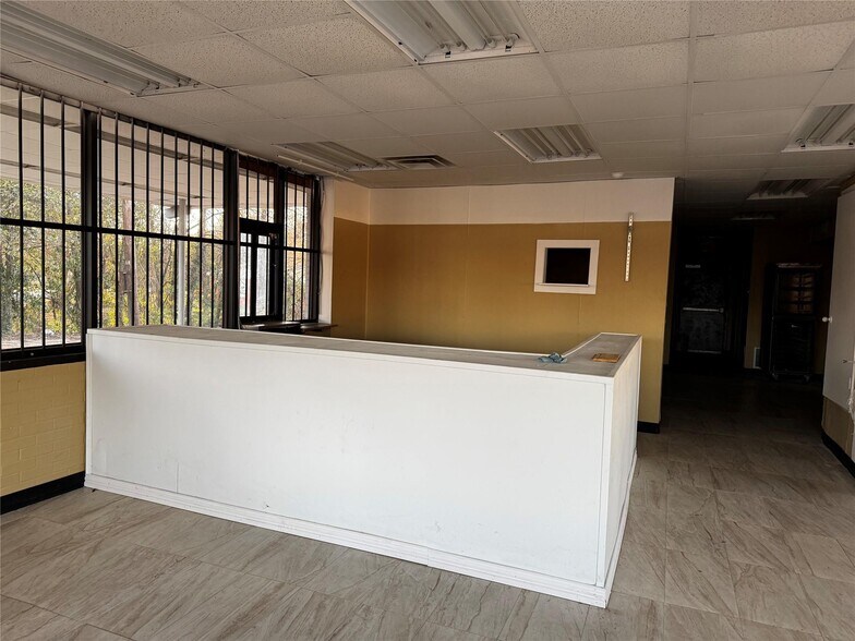 More Photos Of 1808 W Gentry Pky, Tyler Service Station For Sale