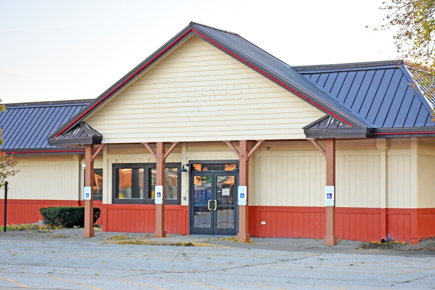 More Photos Of 3939 1st Ave SE, Cedar Rapids Restaurant For Lease