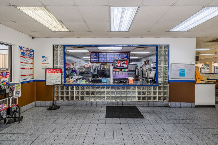 More Photos Of 497 E Blackstock Rd, Spartanburg Restaurant For Lease