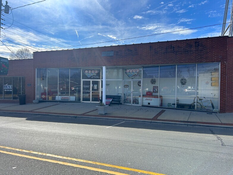 More Photos Of 206 E Main St, Rockwell Storefront Retail Office For Lease