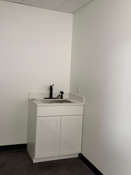 More Photos Of 16313 North Fwy, Houston Distribution For Lease