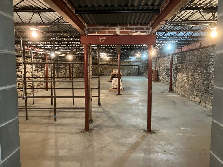 More Photos Of 211 W 1st St, Dixon General Retail For Sale