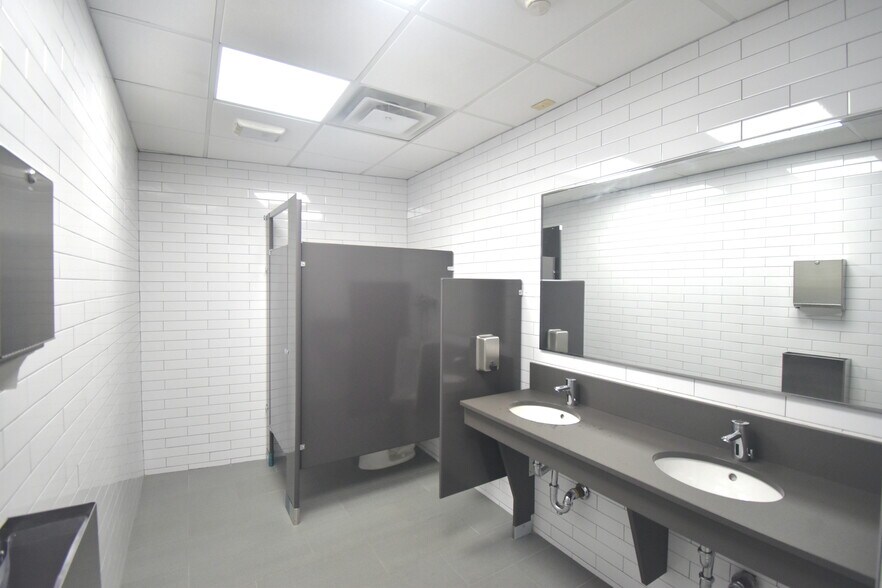 More Photos Of 1 Plaza Rd, Greenvale Medical For Lease