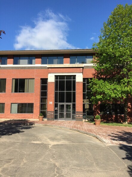 More Photos Of 10 Waterside Dr, Farmington Office For Lease