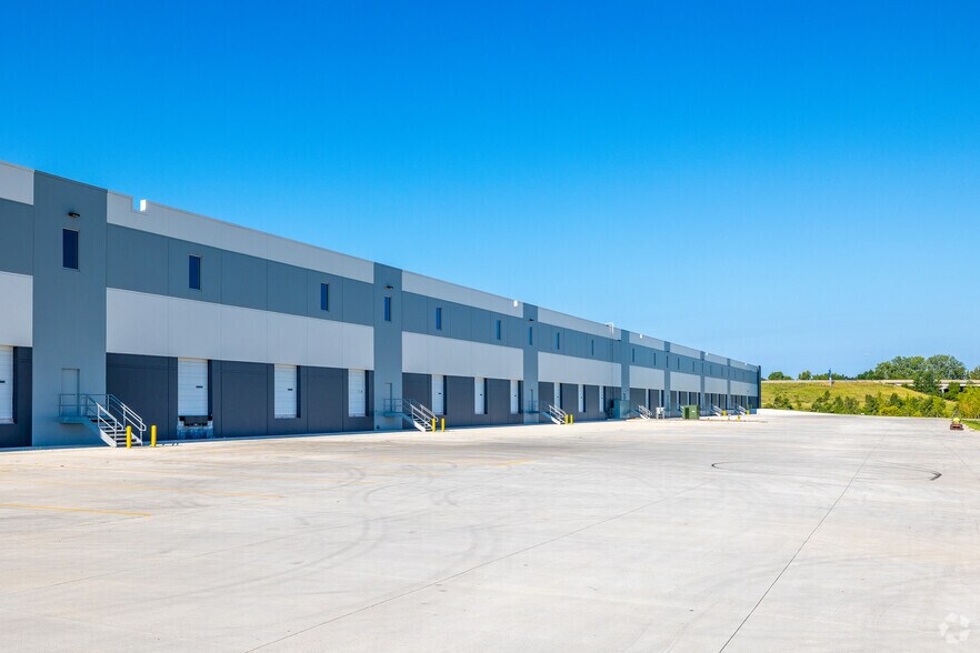 More Photos Of 7400 SE Convenience Blvd, Ankeny Warehouse For Lease