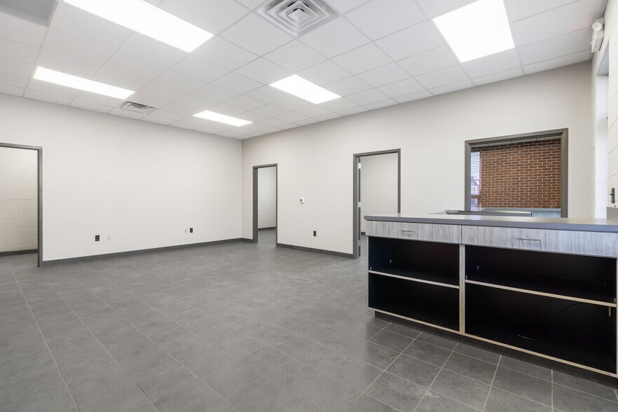 More Photos Of 1920 N National Ave, Springfield Warehouse For Lease