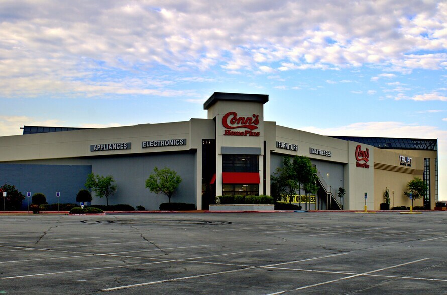 More Photos Of 750 Sunland Park Dr, El Paso Health Club For Lease