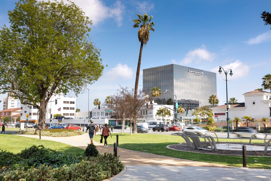 More Photos Of 9440 Santa Monica Blvd, Beverly Hills Office For Lease