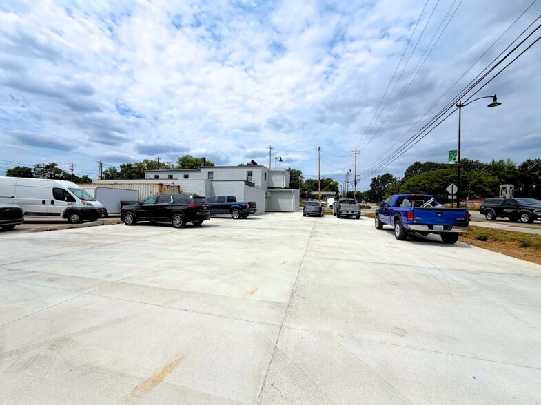 More Photos Of 10567 N College Ave, Carmel Storefront Retail Office For Lease