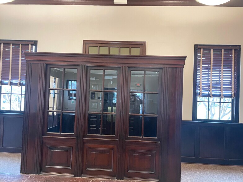 More Photos Of 137 Main St, Bay Saint Louis General Retail For Sale