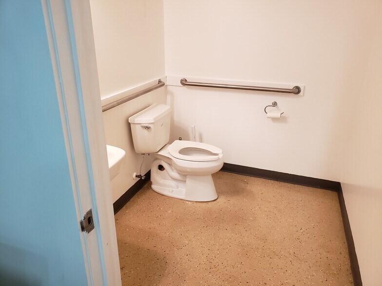 More Photos Of 3059-3061 SE Monroe St, Stuart Warehouse For Lease