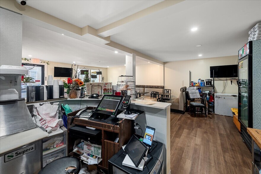 More Photos Of 207 N Kent St, Winchester General Retail For Sale