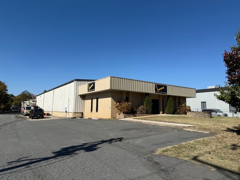 More Photos Of 10020 Industrial Dr, Pineville Warehouse For Lease