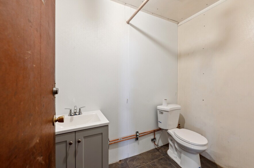 More Photos Of 8426-8428 San Fernando Rd, Sun Valley Warehouse For Lease