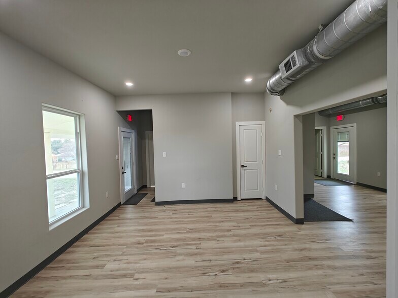 More Photos Of 701 E 1st St, Prosper Office For Sale