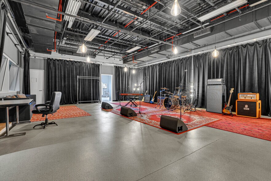 More Photos Of 5000 Northfield Ln, Spring Hill Movie Radio TVStudio For Sale