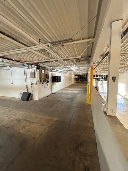 More Photos Of 5255 Port Royal Rd, Springfield Warehouse For Lease