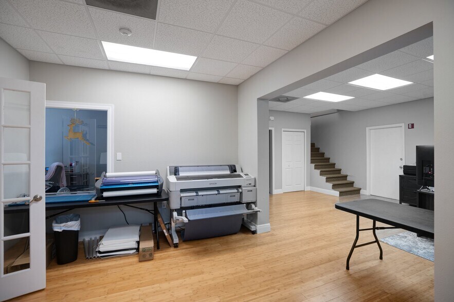 More Photos Of 1882 Porter Lake Dr, Sarasota Light Manufacturing For Sale